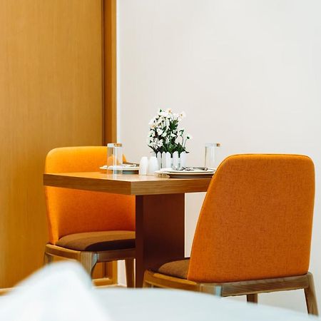 He Hotel Apartments ドバイ エクステリア 写真 A table and chairs