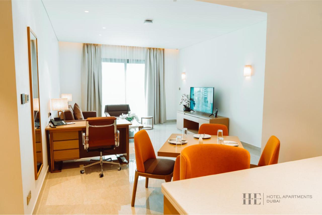 He Hotel Apartments ドバイ 部屋 写真 A living room at the hotel