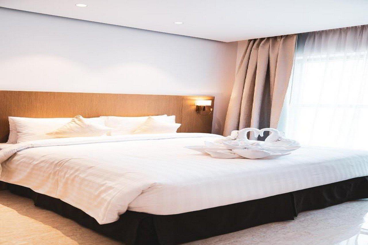 He Hotel Apartments ドバイ エクステリア 写真 A bed