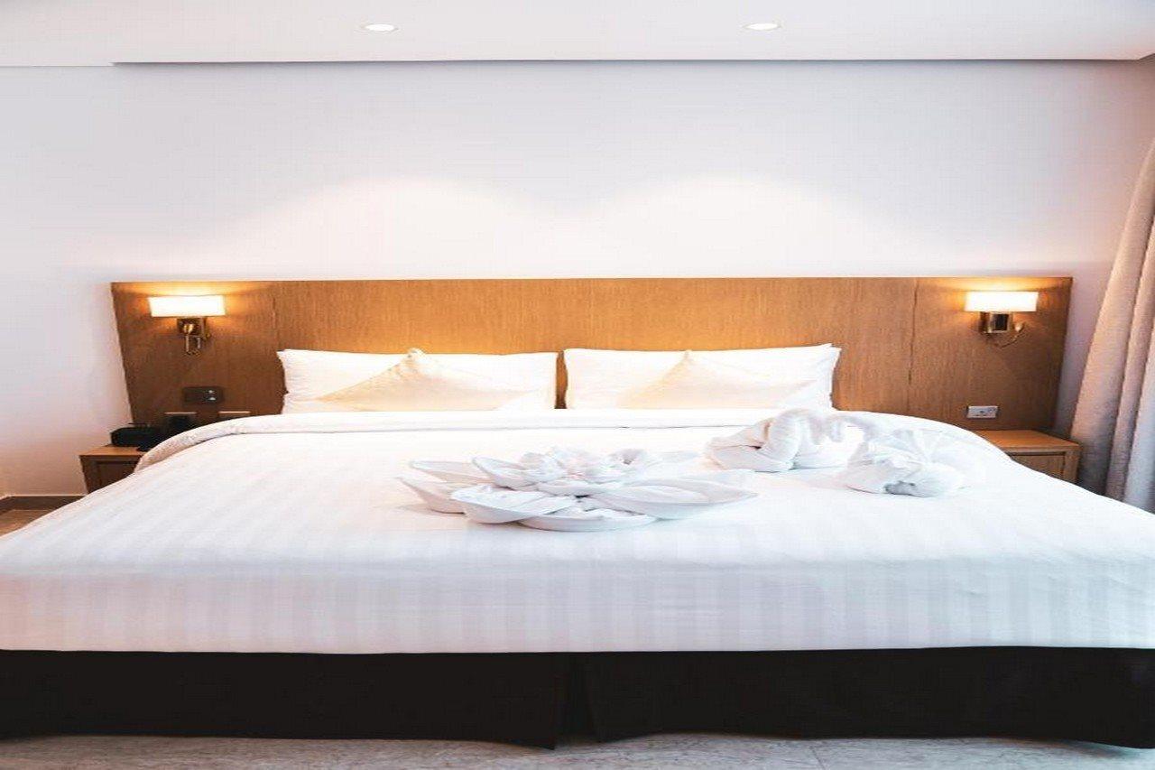 He Hotel Apartments ドバイ エクステリア 写真 A bed