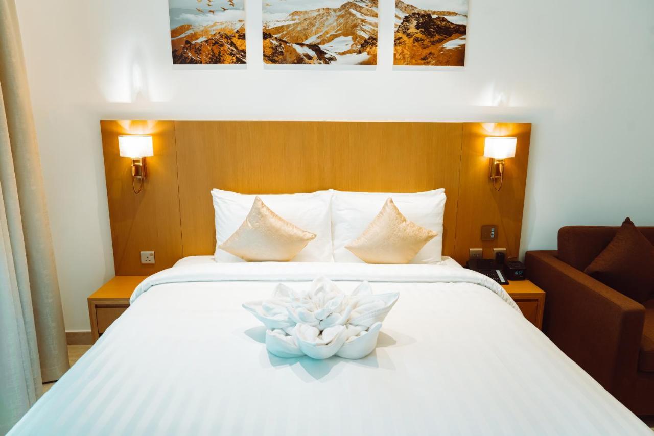 He Hotel Apartments ドバイ 部屋 写真 A bed with a bedsheet
