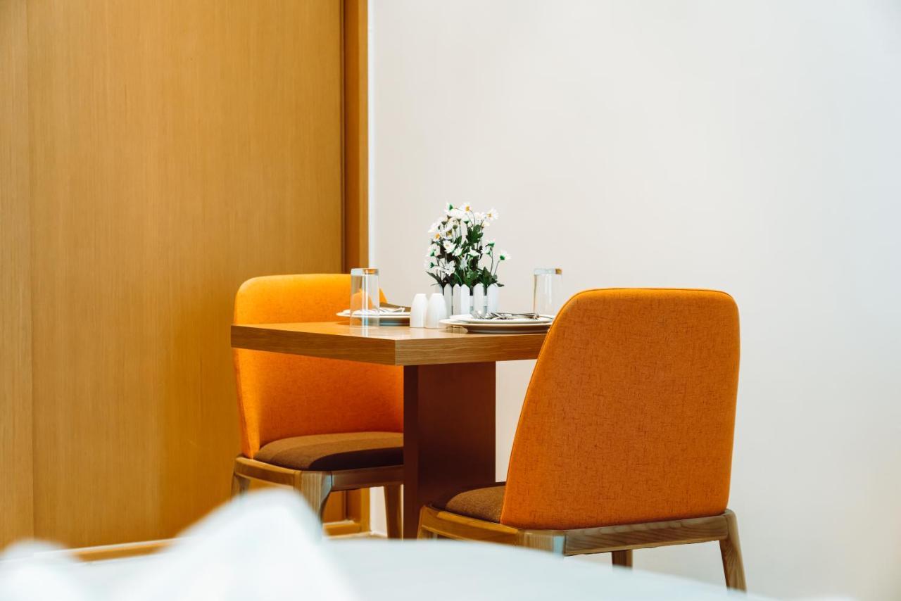He Hotel Apartments ドバイ エクステリア 写真 A table and chairs
